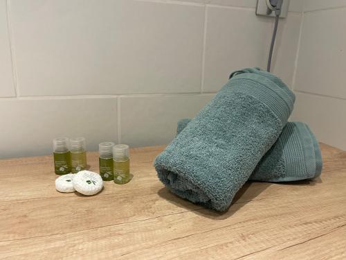 une serviette et deux bocaux en verre sur un plancher en bois dans l'établissement Appartement - Chez Laura, à Villeneuve-Loubet