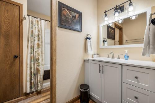Bilik mandi di Deer Mountain Hideaway
