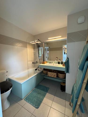 une salle de bain avec une baignoire, des toilettes et un lavabo dans l'établissement Ocean and forest golf studio, à Moliets-et-Maa