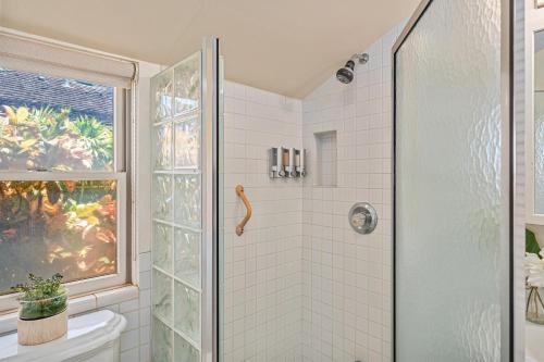 a bathroom with a shower and a window at International Colony Club 43 · ICC 43 Spacious 2BD Cottage Walk in Lahaina