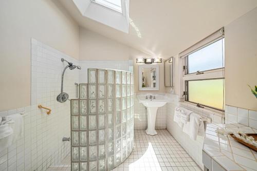 a bathroom with a shower and a sink at International Colony Club 43 · ICC 43 Spacious 2BD Cottage Walk in Lahaina