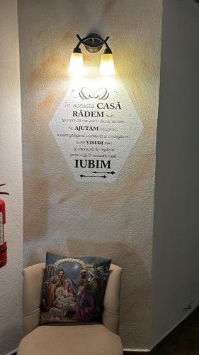 a sign on a wall with a chair in a room at Casa Daniel in Bran