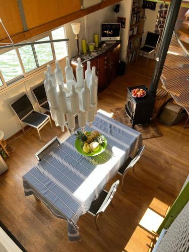 une vue aérienne d'une table avec une assiette de nourriture dessus dans l'établissement Péniche atypique - 13 min de Paris - Loft privée, à Juvisy-sur-Orge