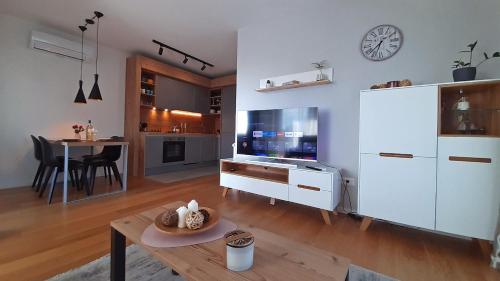 リエカにあるRio Vitaのリビングルーム(白い大型冷蔵庫、テーブル付)