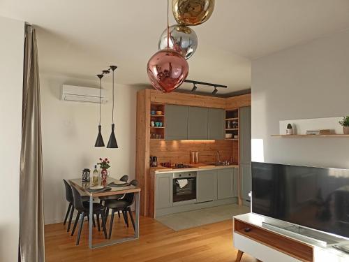 リエカにあるRio Vitaのテーブルとダイニングルームのあるキッチン