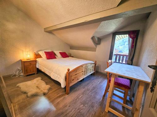 une chambre avec un lit, une table et une fenêtre dans l'établissement Résidence Eperviere - Appartement au pied des pistes de 3 pièces, 6 à 8 personnes MAE-6931, à Saint-Martin-de-Belleville