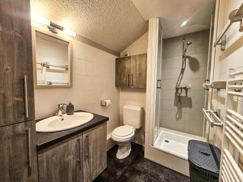 une salle de bain avec un lavabo, des toilettes et une douche dans l'établissement Résidence Eperviere - Appartement au pied des pistes de 3 pièces, 6 à 8 personnes MAE-6931, à Saint-Martin-de-Belleville