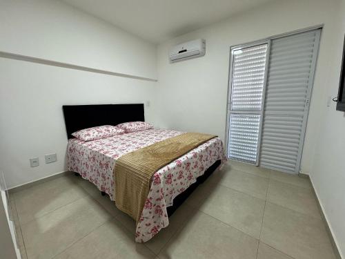 Ένα ή περισσότερα κρεβάτια σε δωμάτιο στο Apartamento Aconchego Araxá