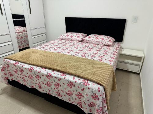 Ένα ή περισσότερα κρεβάτια σε δωμάτιο στο Apartamento Aconchego Araxá
