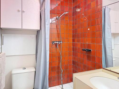 une salle de bain avec douche et toilettes dans l'établissement Résidence La Vanoise - Studio 2 personnes Vanoise MAE-2051, à Montvalezan