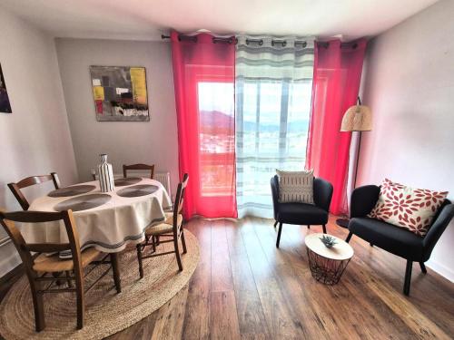 une salle à manger avec une table et des chaises dans l'établissement Résidence Les Carrieres Romaines - Charmant appartement ! MAE-0063, à Aix-les-Bains