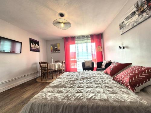 - une chambre avec un grand lit et une salle à manger dans l'établissement Résidence Les Carrieres Romaines - Charmant appartement ! MAE-0063, à Aix-les-Bains