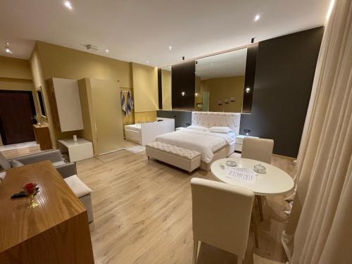 Zona de estar de Luxury Jacuzzi Suite- Astir,Tirana