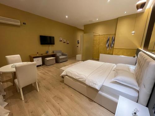 Una televisión o centro de entretenimiento en Luxury Jacuzzi Suite- Astir,Tirana
