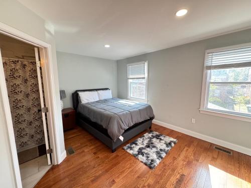 ワシントンにあるBeautiful 3BR Updated House DC - Private Parkingのベッドと窓のある寝室