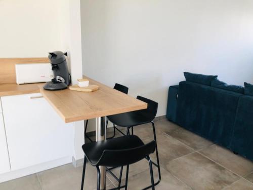 a kitchen with a table and chairs and a couch at Maison moderne 3 chambres SPA-jacuzzi juin-septembre in Cerelles