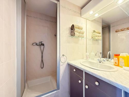 une salle de bain avec un lavabo et une douche dans l'établissement Duplex - Piscine - Terrasse Vue Mer, à Carqueiranne