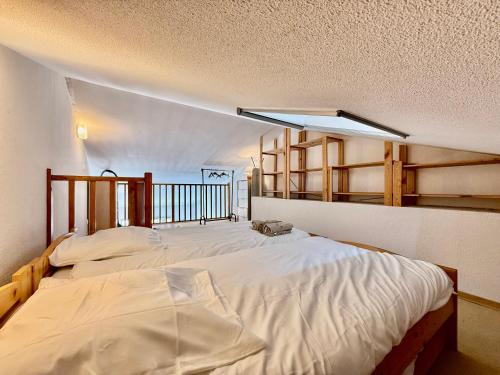 une chambre avec un grand lit dans une pièce dans l'établissement Duplex - Piscine - Terrasse Vue Mer, à Carqueiranne