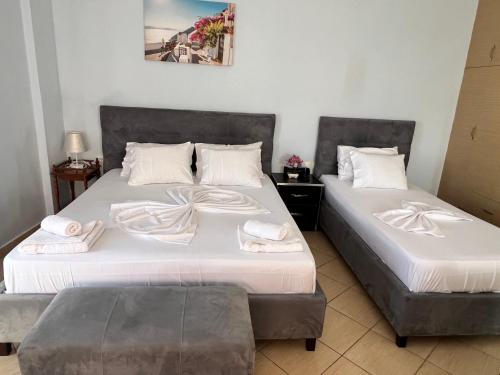 two beds sitting next to each other in a room at Rock Star-Pllakat in Sarandë