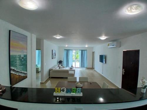 リオ・アトにあるVillas Playa Blanca Terraza con Vista al Marのソファとテーブルのあるリビングルーム