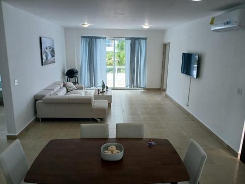 リオ・アトにあるVillas Playa Blanca Terraza con Vista al Marのソファとテーブルのあるリビングルーム