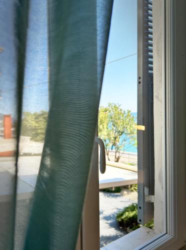 a window with a view of the ocean at Hotel Meublè Agavi in Monterosso al Mare