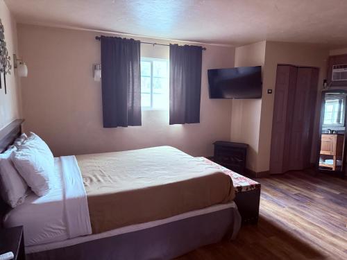 Postel nebo postele na pokoji v ubytování Adobe Inn Durango