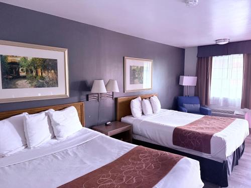 Postel nebo postele na pokoji v ubytování Adobe Inn Durango
