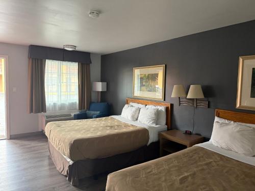 Postel nebo postele na pokoji v ubytování Adobe Inn Durango