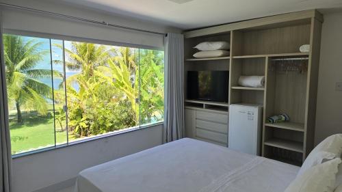 Televisyen dan/atau pusat hiburan di Casa com 4 suites Cond Araua