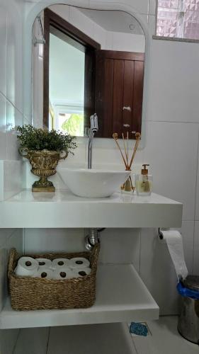 Bilik mandi di Casa com 4 suites Cond Araua