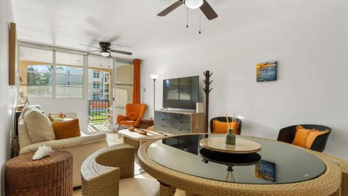 Un lugar para sentarse en Beach access apartment at Bahia Serena 104