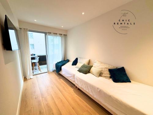 - un salon avec 2 lits et une télévision dans l'établissement Etoile du Cap - Beach Front 2 BDR Partial Sea View, à Cannes