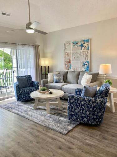 un salon avec un canapé, des chaises et une table dans l'établissement Callaway Corner at MyrtleWood Golf, à Myrtle Beach