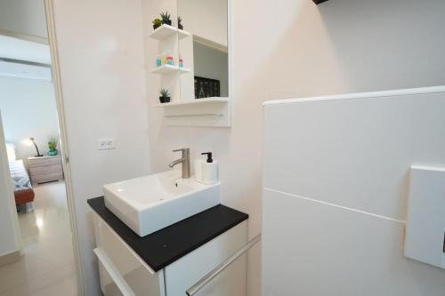 Φωτογραφία από το άλμπουμ του NEW 3BR 2BA Modern Clean Calbas Villa with Pool σε Paraguaná