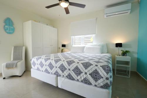 a bedroom with a bed and a ceiling fan at NEW 3BR 2BA Modern Clean Calbas Villa with Pool in Paraguaná