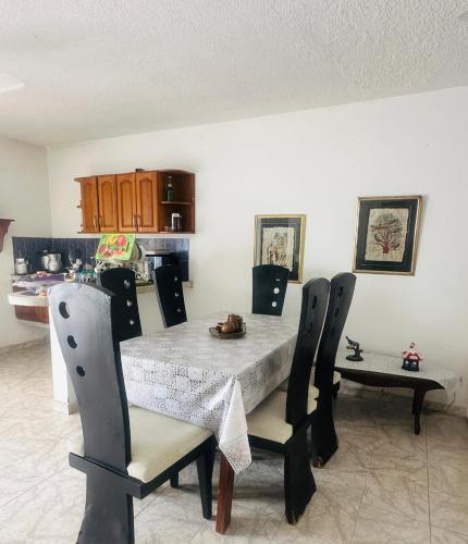 Un comedor con una mesa y sillas en una cocina. en Valle lanceros Melgar, en Melgar