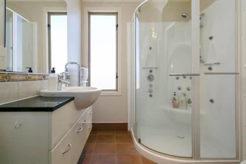 Koupelna v ubytování Lakefront Living, 3-Level Home With Spectacular Water and Mountain Views