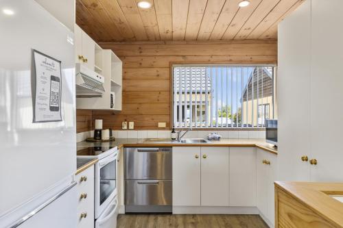 Η κουζίνα ή μικρή κουζίνα στο Central Taupo Home, Walk to Shops and Dining