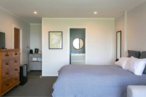 Cama o camas de una habitación en Peaceful Luxury Retreat with Lake Views and Spa Pool