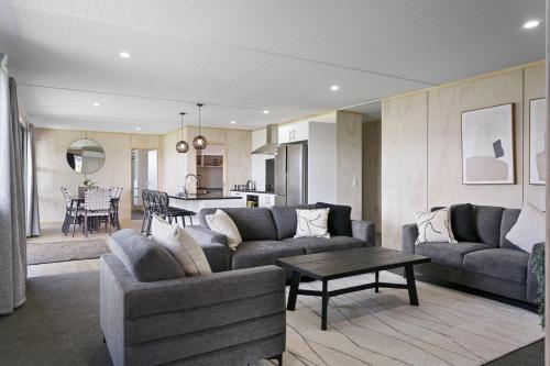 Zona de estar de Unwind on Wai, New 4BR Home With Style and Comfort