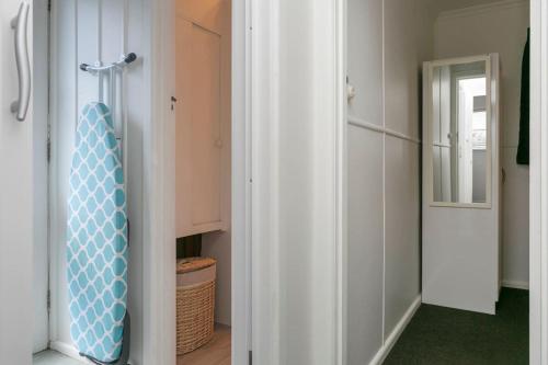 Koupelna v ubytování Wanderlust Retreat- Quaint and Romantic Cottage