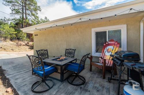 a patio with a table and chairs and a grill at Mountain Studio Cozy Escape with Stunning Views in Cascade-Chipita Park
