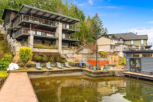 KamilcheにあるLakefront Luxury Stunning Views Dock Hot Tubの水の横の丘の上の家