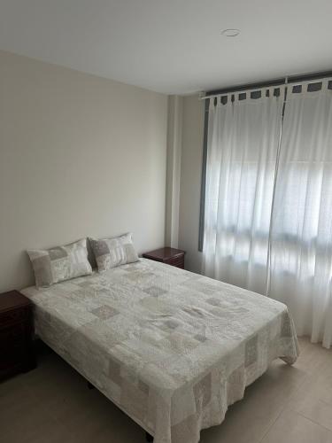 Ένα ή περισσότερα κρεβάτια σε δωμάτιο στο Private room and bathroom in luxury complex