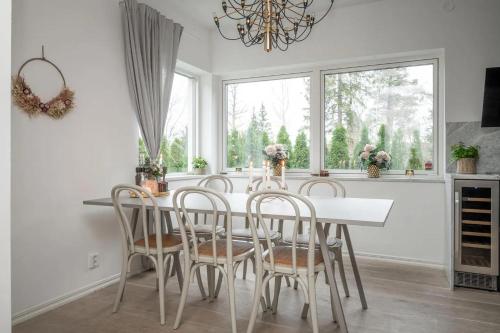 Μια τηλεόραση ή/και κέντρο ψυχαγωγίας στο Modern villa close to beach
