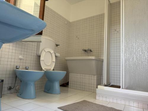 a bathroom with a toilet and a bath tub at A BeautifuL Terrace on Paradise Imperia - by HOST4U in Montegrazie