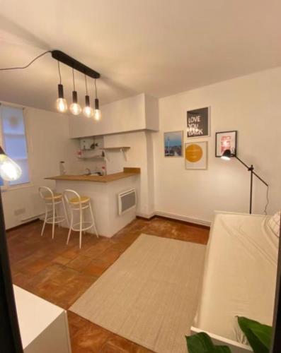 un salon avec une cuisine et une table dans l'établissement Studio 9 Trinité - Hypercentre Toulouse, Accueil H24 et Wi-Fi, à Toulouse