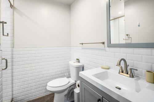 Ένα μπάνιο στο Prime NYC Location 4BR Spacious Haven