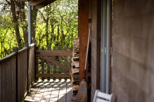 Balkón nebo terasa v ubytování Kingfisher Cabin, Butterwell Farm, Riverside cabin on 40-acre private estate
